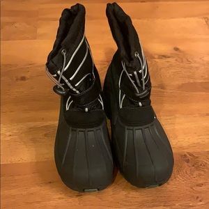 Youth boys snow boots.  Size 5 Med
